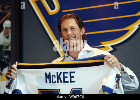 Neue St. Louis Blues defenseman Jay McKee zeigt aus seiner New-Jersey während einer Pressekonferenz auf der Savvis Center in St. Louis am 6. Juli 2006. McKee kommt nach St. Louis von Buffalo, wo er 10 Saisons gespielt (UPI Foto/Rechnung Greenblatt) Stockfoto