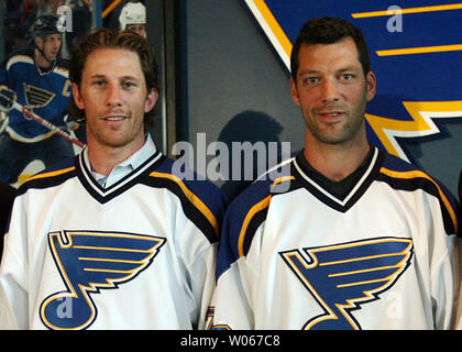 Neue St. Louis Blues defenseman Jay McKee (L) und rechten Außenstürmer Bill Guerin posieren für ein Foto, nachdem es bekannt war, dass das Team am Savvis Center in St. Louis am 6. Juli 2006 beigetreten sind. McKee kommt nach St. Louis von Buffalo, wo er 10 Saisons gespielt und Guerin, von Dallas. Guerin verbrachte auch sieben Jahreszeiten in New Jersey, vier in Edmonton und zwei in Boston. (UPI Foto/Rechnung Greenblatt) Stockfoto
