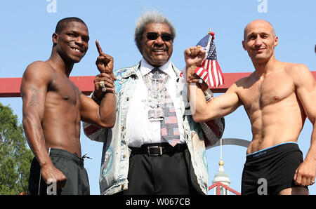 Boxen promoter Don King steht zwischen Kämpfer Cory Spinks (L) und Roman Karmazin aus Kuztniesk, Russland, während wiegen - ins bei Kiener Plaza am 7. Juli 2006. Karmazin wird verteidigt seinen IBF junior Mittelgewicht Titel, wenn die beiden Kämpfen am 8. Juli. (UPI Foto/Rechnung Greenblatt) Stockfoto