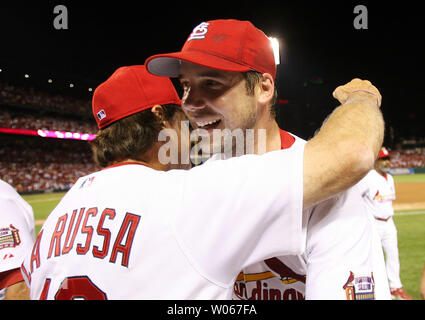 St. Louis Cardinals Manager Tony LaRussa gibt Askrug Chris Carpenter eine Umarmung nach einer zwei-Hit shutout über den Los Angeles Dodgers gewinnen am Busch Stadium in St. Louis am 14. Juli 2006. Tischler erwarb sein achter Saisonsieg mit 5-0 gewinnen. (UPI Foto/Rechnung Greenblatt) Stockfoto