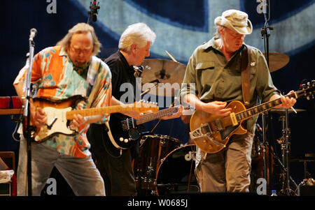 Die Mitglieder der Rockband der 70er Jahre CROSBY, STILLS, NASH und Young (L und R) Stephen Stills, Graham Nash und Neil Young Stau bei ihrem Konzert in der UMB-Bank Pavillon in Earth City, Mo am 7. September 2006. (UPI Foto/Rechnung Greenblatt) Stockfoto