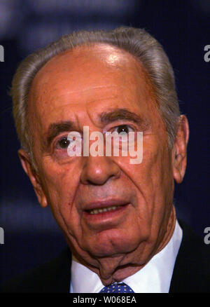 Israels Stellvertretender Ministerpräsident Shimon Peres spricht mit Reportern vor der Teilnahme an einer privaten Spendenaktion im Ritz-Carlton Hotel in Clayton, Missouri am 18. September 2006. Peres diskutiert die Krise in Israel und seinen Besuch in den Vereinigten Staaten, die ihn auch nach Detroit und New York. (UPI Foto/Rechnung Greenblatt) Stockfoto