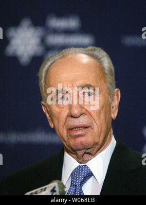Israels Stellvertretender Ministerpräsident Shimon Peres spricht mit Reportern vor der Teilnahme an einer privaten Spendenaktion im Ritz-Carlton Hotel in Clayton, Missouri am 18. September 2006. Peres diskutiert die Krise in Israel und seinen Besuch in den Vereinigten Staaten, die ihn auch nach Detroit und New York. (UPI Foto/Rechnung Greenblatt) Stockfoto
