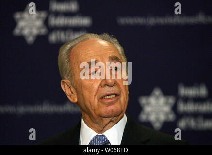 Israels Stellvertretender Ministerpräsident Shimon Peres spricht mit Reportern vor der Teilnahme an einer privaten Spendenaktion im Ritz-Carlton Hotel in Clayton, Missouri am 18. September 2006. Peres diskutiert die Krise in Israel und seinen Besuch in den Vereinigten Staaten, die ihn auch nach Detroit und New York. (UPI Foto/Rechnung Greenblatt) Stockfoto