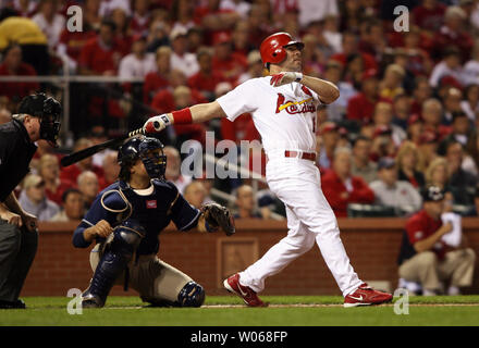 St. Louis Cardinals Jim Edmonds schwingt den Schläger für eine Prise-hit, drei-run Home Run im vierten Inning gegen die San Diego Padres am Busch Stadium in St. Louis am 25. September 2006. Auf der Suche nach ist Padres catcher Mike Piazza und Homeplate umpire Brian Gorman. (UPI Foto/Rechnung Greenblatt) Stockfoto