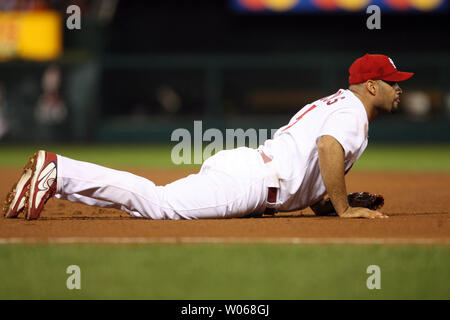 St. Louis Cardinals Albert Pujols Tauchgänge für einen Ball vom Schläger von San Diego Padres Mike Cameron im siebten Inning am Busch Stadium in St. Louis am 26. September 2006. (UPI Foto/Rechnung Greenblatt) Stockfoto