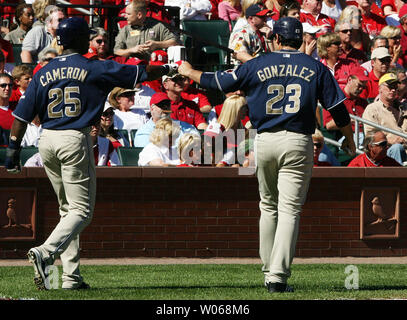 San Diego Padres Mike Cameron und Adrian Gonzalez touch Fäuste nach Zählen auf einem Russell Branyan triple im vierten Inning gegen die St. Louis Cardinals in Spiel 3 der National League Division Series am Busch Stadium in St. Louis am 7. Oktober 2006. (UPI Foto/Rechnung Greenblatt) Stockfoto