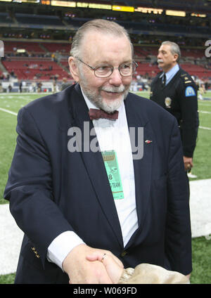 Arizona Cardinals Inhaber Bill Bidwell schüttelt Hände mit Freunden vor dem Start eines Spiels mit den St. Louis Rams, dem Edward Jones Dome in St. Louis am 3. Dezember 2006. (UPI Foto/Rechnung Greenblatt) Stockfoto