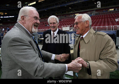 Ehemalige St. Louis Rams Offensive Coordinator Jim Hanifan (L) Witze mit ehemaligen Arizona-kardinäle General Manager Larry Wilson als Fuchs Fußball Ansager Pat Summerall (C) sieht vor einem Spiel zwischen den Arizona Cardinals und den St. Louis Rams an der Edward Jones Dome in St. Louis am 3. Dezember 2006. Hanifan war Wilson's Coach, wenn die zwei waren Mitglieder der alten St. Louis Cardinals Football Team in den 70er Jahren. (UPI Foto/Rechnung Greenblatt) Stockfoto