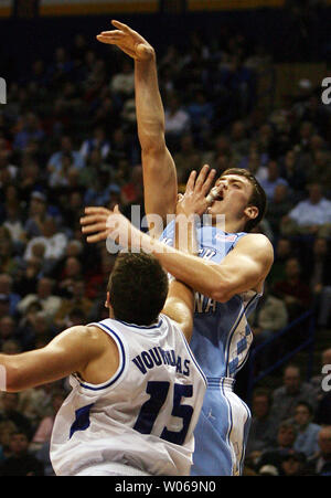 Die Universität von North Carolina Tyler Hansbrough nimmt einen Schuß auf das Gesicht von Saint Louis University Billikens Ian Vouyoukas (15) Nach der Aufnahme der Basketball in der zweiten Hälfte im Scottrade Center in St. Louis am 22. Dezember 2006. (UPI Foto/Rechnung Greenblatt) Stockfoto