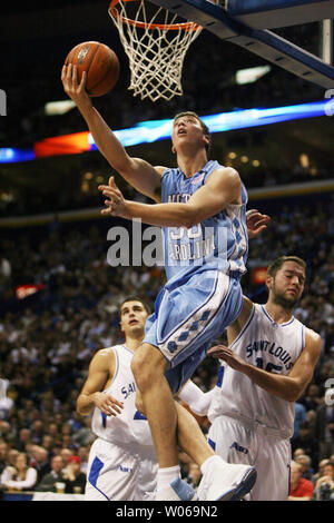 Die Universität von North Carolina Tyler Hansbrough Hits ein Reverse layup vorbei an der Saint Louis University Billikens Verteidigung in der zweiten Hälfte im Scottrade Center in St. Louis am 22. Dezember 2006. (UPI Foto/Rechnung Greenblatt) Stockfoto