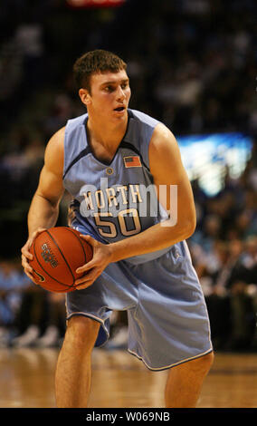 Die Universität von North Carolina Tyler Hansbrough sieht die Basketball in der ersten Hälfte gegen Saint Louis University im Scottrade Center in St. Louis am 22. Dezember 2006 zu übermitteln. (UPI Foto/Rechnung Greenblatt) Stockfoto