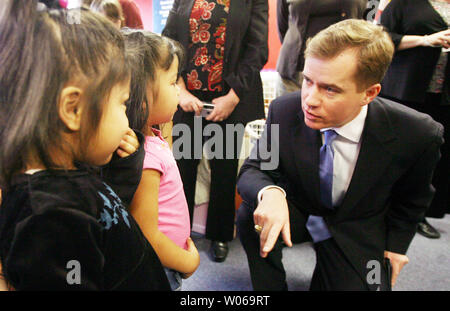 Missouri Gouverneur Matt Blunt spricht mit 2 Jahre alten Marrarina und Jennifer Gonzalez beim Besuch der Pattonville Early Childhood Centre in St. Louis am 9. Januar 2007. Stumpfe sprach auf einer Pressekonferenz in der Schule ein $ 2 Mio. für die Eltern als Lehrer die hilft, Missouri Eltern ihre Kinder für den Erfolg in der Schule vorbereiten zu empfehlen. (UPI Foto/Rechnung Greenblatt) Stockfoto