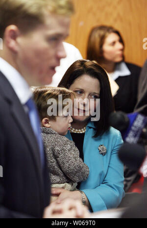 Missouri erste Dame Melanie Stumpf hält ihren 20 Monate alten Sohn, Niederlassung, auf einer Pressekonferenz in Missouri Gouverneur Matt Blunt über Aufstockung der Mittel für die Eltern als Lehrer an der Pattonville Early Childhood Centre in St. Louis am 9. Januar 2007 spricht. (UPI Foto/Rechnung Greenblatt) Stockfoto