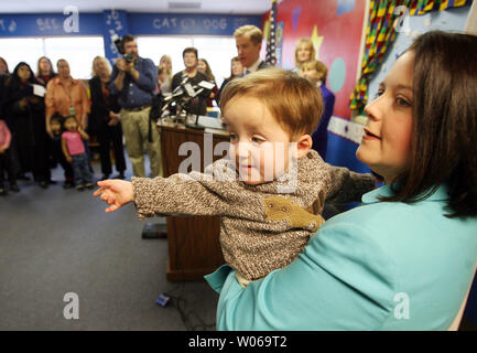 Missouri erste Dame Melanie Stumpf hält ihren 20 Monate alten Sohn, Niederlassung, auf einer Pressekonferenz in Missouri Gouverneur Matt Blunt über Aufstockung der Mittel für die Eltern als Lehrer an der Pattonville Early Childhood Centre in St. Louis am 9. Januar 2007 spricht. (UPI Foto/Rechnung Greenblatt) Stockfoto