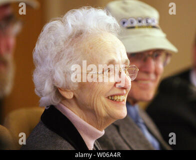 Shirley Wilson spricht über das Gewinnen der Poweball jackpot, wie ihr Ehemann Jack sieht in Chesterfield, Missouri, am 29. Januar 2007. Wilson, ein pensionierter Elektriker und Weltkriegveteran ist der Gewinner des größten Jackpot überhaupt in Missouri verkauft - im Wert von mehr als einer viertel Milliarde Dollar. Der south St. Louis Louis County Familie eine $ 5 Powerball Ticket mit den sechs Gewinnzahlen 9, 19, 29, 42, 53 und die Powerball Anzahl von 17 gekauft. Jim Wilson (84) und Frau Shirley (79) sind sich nicht sicher, was sie mit ihren Teil, aber planen Sie es gleichmäßig mit ihren drei Söhnen aufgeteilt. (UPI Ph Stockfoto