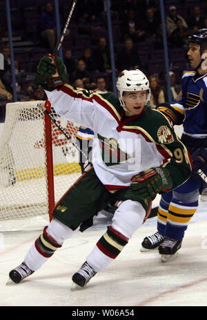 Die Minnesota Wild Pierre-Marc Bouchard wirft seinen Stock, nachdem er ein Ziel gegen die St. Louis Blues in der ersten Periode im Scottrade Center in St. Louis 30. Januar 2007. (UPI Foto/Rechnung Greenblatt) Stockfoto