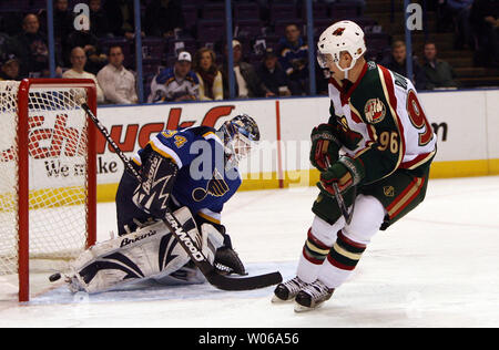 Die Minnesota Wild Pierre-Marc Bouchard(R) beobachtet, wie der Puck erhält hinter St. Louis Blues Torwart Manny Legace für ein Ziel in der ersten Periode im Scottrade Center in St. Louis 30. Januar 2007. (UPI Foto/Rechnung Greenblatt) Stockfoto