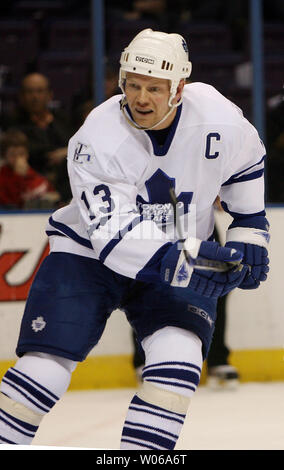 Toronto Maple Leafs Mats Sundin Schlittschuhe gegen die St. Louis Blues in der ersten Periode im Scottrade Center in St. Louis am 6. Februar 2007. (UPI Foto/Rechnung Greenblatt) Stockfoto