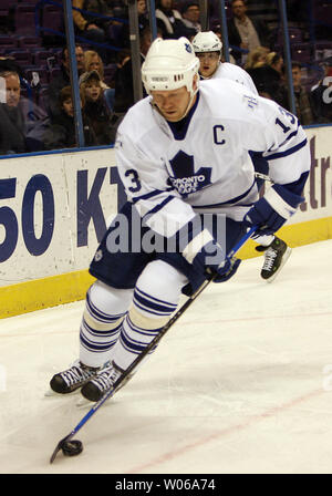 Toronto Maple Leafs Mats Sundin steuert den Puck hinter der St. Louis Blues net während der ersten Zeit im Scottrade Center in St. Louis am 6. Februar 2007. (UPI Foto/Rechnung Greenblatt) Stockfoto