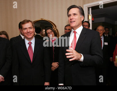 Der ehemalige Gouverneur von Massachusetts, Mitt Romney (R) spricht mit Anhänger als Missouri Gouverneur Matt Blunt während des Missouri in der Nähe von Lincoln Tage im Frontenac, Missouri am 10. Februar 2007 steht. Lincoln Tage ermöglicht Missouri Republikaner für drei Tage von Sitzungen und Strategie jedes Jahr im Februar zu sammeln. (UPI Foto/Rechnung Greenblatt) Stockfoto