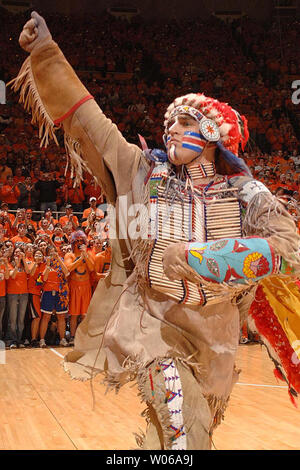 Hauptilliniwek, das Maskottchen für die Universität von Illinois für die letzten 81 Jahre, führt seinen letzten Tanz an Halbzeit während des Michigan-Illinois Basketball Spiel an Aula in Champaign, Illinois am 21. Februar 2007. Die Universität von Illinois Maskottchen Hauptilliniwek wurde durch die Universität nach der NCAA im Ruhestand auferlegten Sanktionen für ein Maskottchen, die offensive Nutzung der Indianischen Bildsprache. (UPI Foto/Mark Jones) Stockfoto