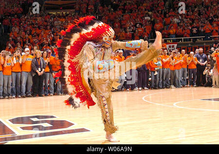 Hauptilliniwek, das Maskottchen für die Universität von Illinois für die letzten 81 Jahre, führt seinen letzten Tanz an Halbzeit während des Michigan-Illinois Basketball Spiel an Aula in Champaign, Illinois am 21. Februar 2007. Die Universität von Illinois Maskottchen Hauptilliniwek wurde durch die Universität nach der NCAA im Ruhestand auferlegten Sanktionen für ein Maskottchen, die offensive Nutzung der Indianischen Bildsprache. (UPI Foto/Mark Jones) Stockfoto