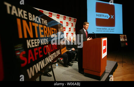 Issouri Gouverneur Matt Blunt spricht auf einer Pressekonferenz der Informationskampagne "INOBTR" (ich weiß, desto besser), die entwickelt wurde, um Kinder sicher online zu halten, auf dem Campus der Universität von Missouri in St. Louis am 1. März 2007. "INOBTR" ist in Zusammenarbeit mit dem Projekt Sichere Kindheit, ein allgemein Justizministerium Initiative, die Kinder vor Ausbeutung und Missbrauch zu schützen. (UPI Foto/Rechnung Greenblatt) Stockfoto