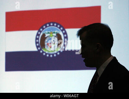 Missouri Gouverneur Matt Blunt, Silhouetted auf dem Missouri State Flag, spricht mit dem St. Louis Stromkreis Rechtsanwälte Mitarbeiter während der preisverleihungen in der St. Louis am 16. März 2007. (UPI Foto/Rechnung Greenblatt) Stockfoto