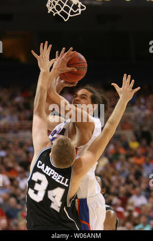 Flordia Gators Joakim Noah geht auf und über Butler Bulldogs Pete Campbell für zwei Punkte in der ersten Hälfte des NCAA Midwest Regional an der Edward Jones Dome in St. Louis am 23. März 2007. (UPI Foto/Rechnung Greenblatt) Stockfoto
