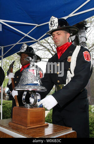 St. Louis Feuerwehrmann Brian Hessen eine Glocke schellt während einer Trauerfeier am 3. Mai 2007, für Kolleginnen und St. Louis Feuerwehrmänner Derek Martin und Rob Morrison, die ihr Leben in einem Feuer verloren, an diesem Tag im Jahr 2002. Das memorial Service enthalten die Lesung der Alle 165 St. Louis Feuerwehrmänner, die Namen, die in der Linie der Service für die letzten 150 Jahre gestorben sind. (UPI Foto/Rechnung Greenblatt) Stockfoto