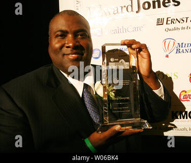 Ehemalige San Diego Padres und National Baseball Hall of Fame eingezogenes Tony Gwynn, hält das Career Achievement Award an der Nationalen Sportsmanship Preise Abendessen von den St. Louis Sports Kommission in St. Louis vorgelegt Am 21. Juni 2007. Gwynn wird melden Sie cal Ripkin nächsten Monat als 2007 Hall of Fame Eingezogenen in Cooperstown, New York. (UPI Foto/Rechnung Greenblatt) Stockfoto