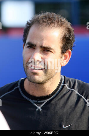 Sieben - Zeit Wimbledon Tennis Pete Sampras Gespräche mit Fans vor der Wiedergabe der Welt Teamtennis als Mitglied des Newport Beach Leistungsschaltern gegen die St. Louis Asse am Dwight Davis Memorial Tennis Center in St. Louis am 24. Juli 2007. (UPI Foto/Rechnung Greenblatt) Stockfoto