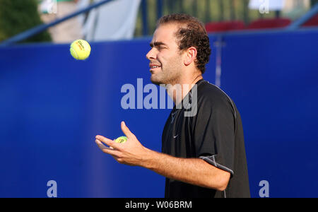 Sieben - Zeit Wimbledon Tennis Pete Sampras wirft einen Tennisball beim Spielen Welt Teamtennis als Mitglied des Newport Beach Leistungsschaltern gegen die St. Louis Asse am Dwight Davis Memorial Tennis Center in St. Louis am 24. Juli 2007. (UPI Foto/Rechnung Greenblatt) Stockfoto