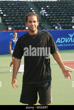 Sieben - Zeit Wimbledon Tennis Pete Sampras Gespräche mit Fans vor der Wiedergabe der Welt Teamtennis als Mitglied des Newport Beach Leistungsschaltern gegen die St. Louis Asse am Dwight Davis Memorial Tennis Center in St. Louis am 24. Juli 2007. (UPI Foto/Rechnung Greenblatt) Stockfoto