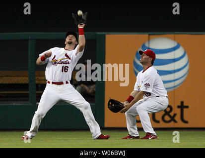 St. Louis Cardinals Jim Edmonds (R) Uhren als Chris Duncan eine lange Fliege Kugel Griffe von der Fledermaus von San Diego Padres Mike Cameron für die im dritten Inning am Busch Stadium in St. Louis am 7. August 2007. (UPI Foto/Rechnung Greenblatt) Stockfoto