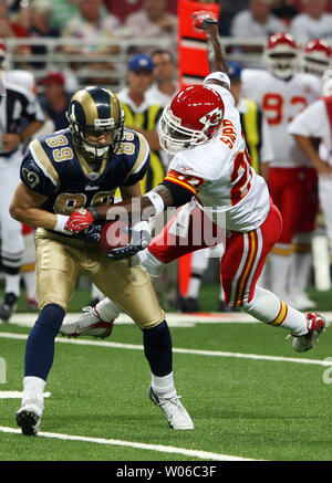 Kansas City Chiefs Benny Sapp (R) verteidigt gegen die St. Louis Rams Dane Looker im ersten Quartal an der Edward Jones in St. Louis am 30. August 2007. (UPI Foto/Rechnung Greenblatt) Stockfoto