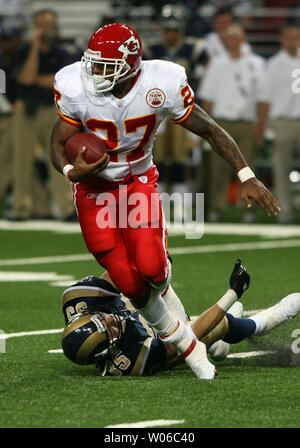 Kansas City Chiefs Larry Johnson zurück laufen frei bricht aus der Reichweite der St. Louis Rams frei Sicherheit Todd Johnson im ersten Quartal an der Edward Jones in St. Louis am 30. August 2007. St. Louis besiegte Kansas City 10-3. (UPI Foto/Rechnung Greenblatt) Stockfoto