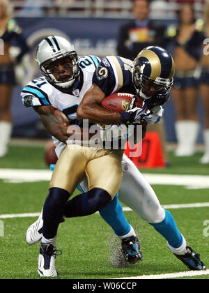 St. Louis Rams wide receiver Torry Holt (81) zieht Carolina Panthers Cornerback Ken Lucas in die Ende Zone mit ihm während einem 3 Yard Touchdown spielen im ersten Quartal an der Edward Jones Dome in St. Louis am 9. September 2007. Carolina gewann das Spiel 27-13. (UPI Foto/Rechnung Greenblatt) Stockfoto