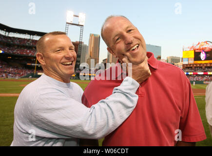 Ehemalige St. Louis Cardinals Krüge Pat Perry (L) und Todd Worrell clown um die 1987 World Series Kardinäle versammeln sich für ein Wiedersehen am Busch Stadium vor dem aktuellen Kardinäle auf die Chicago Cubs in St. Louis am 15. September 2007 in Kraft. (UPI Foto/Rechnung Greenblatt) Stockfoto