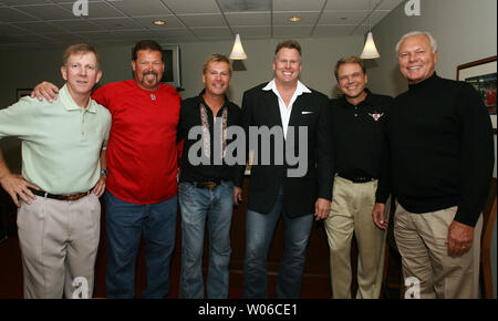 Ehemalige St. Louis Cardinals Krüge sammeln für eine Gruppe Foto während einer 20-jährigen Wiedervereinigung der 1987 World Series Kardinäle am Busch Stadium in St. Louis am 15. September 2007. Im Bild von links nach rechts sind John Tudor, Danny Cox, Greg Mathews, Joe Magrane, Rick Horton und Bob Forsch. (UPI Foto/Rechnung Greenblatt) Stockfoto