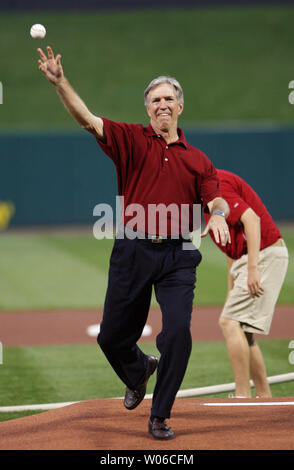 Ehemalige St. Louis Cardinals Football cornerback und Football Hall of Fame's neuestes Mitglied Roger Wehrli wirft einen zeremoniellen ersten Pitch vor der Philadelphia Phillies-St. Louis Cardinals baseball spiel am Busch Stadium in St. Louis am 18. September 2007. (UPI Foto/Rechnung Greenblatt) Stockfoto