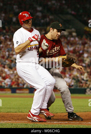 St. Louis Cardinals Rick Ankiel (L) und Houston Astros erste Basisspieler Lance Berkman kollidieren während eines Spiels im fünften Inning am Busch Stadium in St. Louis am 21. September 2007. (UPI Foto/Rechnung Greenblatt) Stockfoto