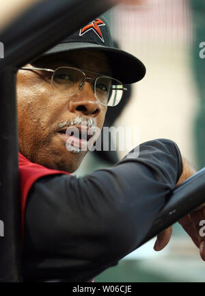 Houston Astros Manager Cecil Cooper paßt seinen Verein auf die St. Louis Cardinals am Busch Stadium in St. Louis am 22. September 2007. (UPI Foto/Rechnung Greenblatt) Stockfoto