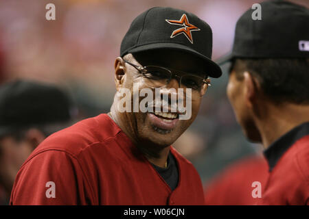 Houston Astros Manager Cecil Cooper (L) Witze mit Sitzbank Trainer Jose Cruz vor einem Spiel mit den St. Louis Cardinals am Busch Stadium in St. Louis am 23. September 2007. (UPI Foto/Rechnung Greenblatt) Stockfoto