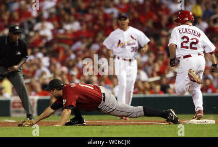 St. Louis Cardinals David Eckstein ist sicher, als er Schritte auf der ersten Base während Houston Astros erste Basisspieler Lance Berkman ist die Tasche mit einem Weitwinkel von Ty Wigginton im zweiten Inning am Busch Stadium in St. Louis am 23. September 2007. Dritter Basisspieler Wigginton ein Fehler als St. Louis ging auf das Spiel 4-3 zu gewinnen gegeben wurde. (UPI Foto/Rechnung Greenblatt) Stockfoto