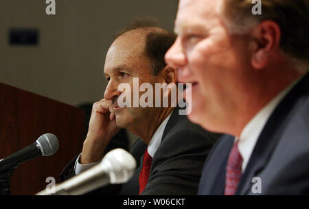 Bill DeWitt Jr., Vorsitzender des Vorstands und persönlich haftender Gesellschafter der St. Louis Cardinals (L) und team Präsident Mark Lamping Antwort Reporter fragen nach einer Ankündigung, dass Team ist trennt mit Senior Vice President und General Manager Walt Jocketty während einer Pressekonferenz in St. Louis am 3. Oktober 2007. Die Mannschaft hat noch von Manager Tony La Russa über seine Pläne für die Saison 2008 wieder zu hören. (UPI Foto/Rechnung Greenblatt) Stockfoto