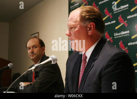 Bill DeWitt Jr., Vorsitzender des Vorstands und persönlich haftender Gesellschafter der St. Louis Cardinals (L) Hört als Team Präsident Mark Lamping Kommentare während einer Pressekonferenz nach bekanntgegeben wurde, dass das Team getrennt hat Möglichkeiten, Senior Vice President und General Manager Walt Jocketty in St. Louis am 3. Oktober 2007. Die Mannschaft hat noch von Manager Tony La Russa über seine Pläne für die Saison 2008 wieder zu hören. (UPI Foto/Rechnung Greenblatt) Stockfoto