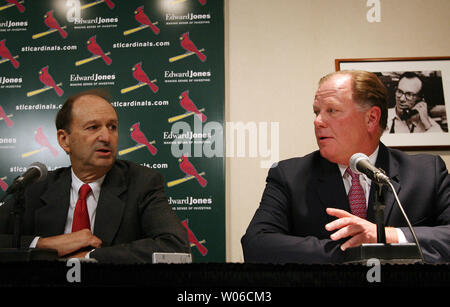 Bill DeWitt Jr., Vorsitzender des Vorstands und persönlich haftender Gesellschafter der St. Louis Cardinals (L) und team Präsident Mark Lamping reagieren zu den Reportern Fragen im Anschluss an eine Pressekonferenz, wo es verkündet wurde, dass das Team getrennt hat Möglichkeiten, Senior Vice President und General Manager Walt Jocketty in St. Louis am 3. Oktober 2007. Die Mannschaft hat noch von Manager Tony La Russa über seine Pläne für die Saison 2008 wieder zu hören. (UPI Foto/Rechnung Greenblatt) Stockfoto