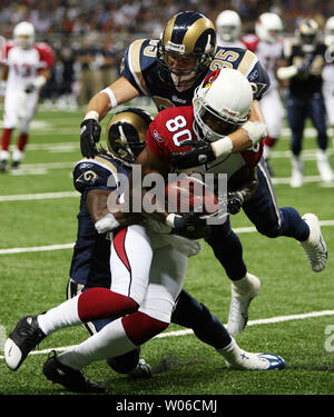 Arizona Cardinals Bryant Johnson (80) ist durch die St. Louis Rams Jonathan Wade (L) und Todd Johnson (35) nach einem 17-Yard-Rezeption im ersten Quartal an der Edward Jones Dome in St. Louis am 7. Oktober 2007 verlangsamt. Arizona gewann das Spiel 34-31. (UPI Foto/Rechnung Greenblatt) Stockfoto